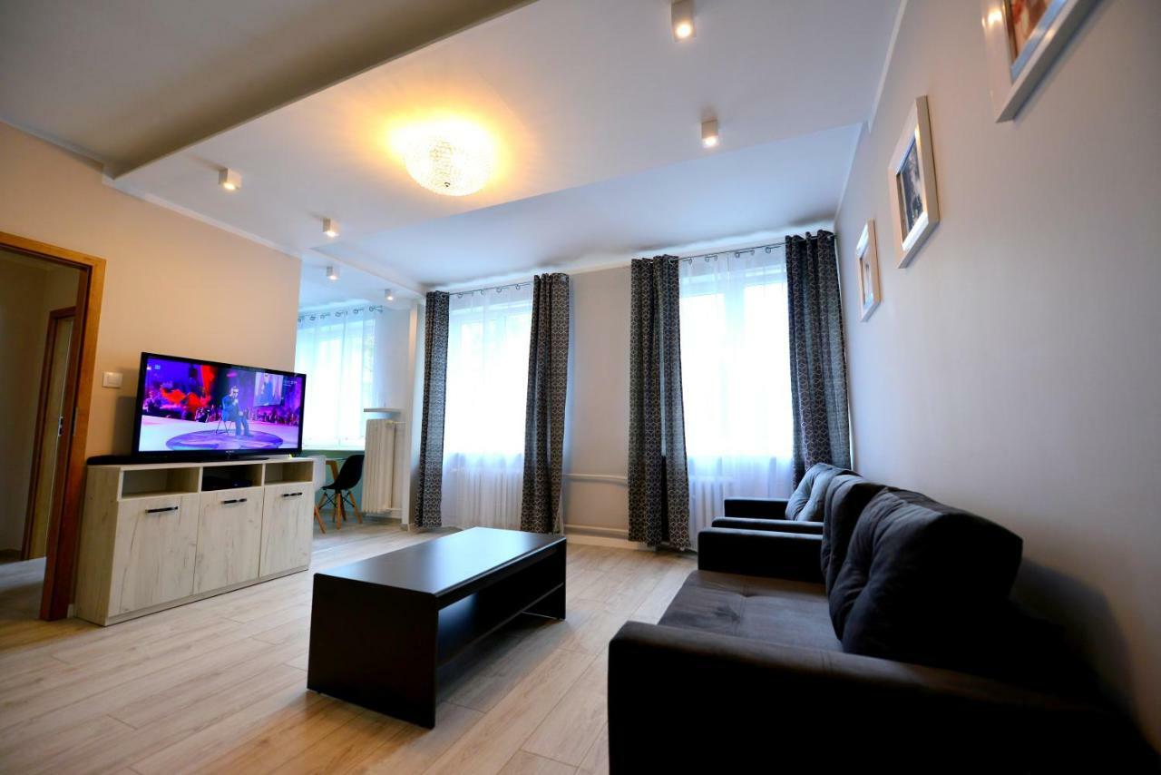 Apartment Center 25 *